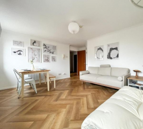 Stunning Central Flat w/ Parking